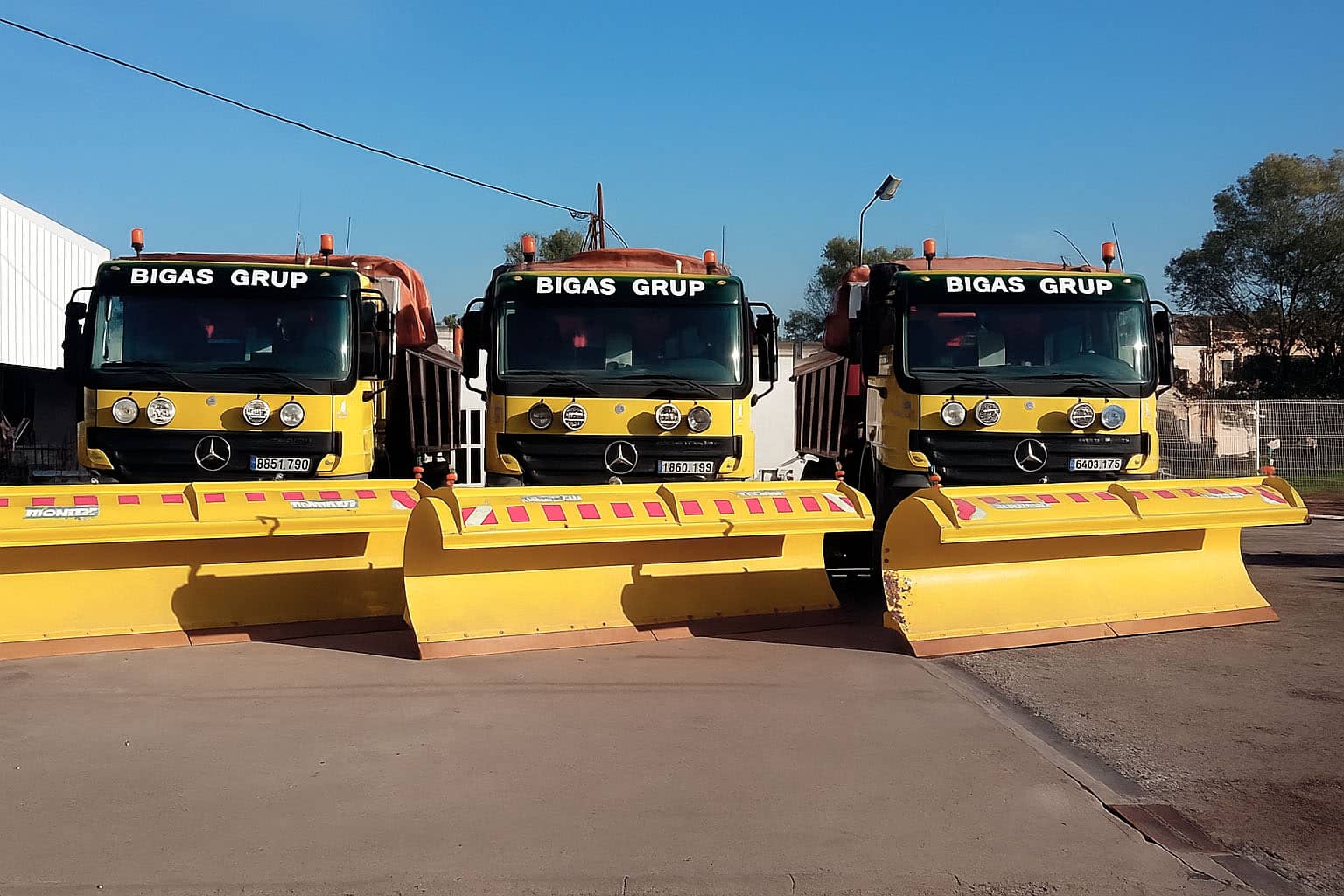 MAquinaria quitanieves amarillas